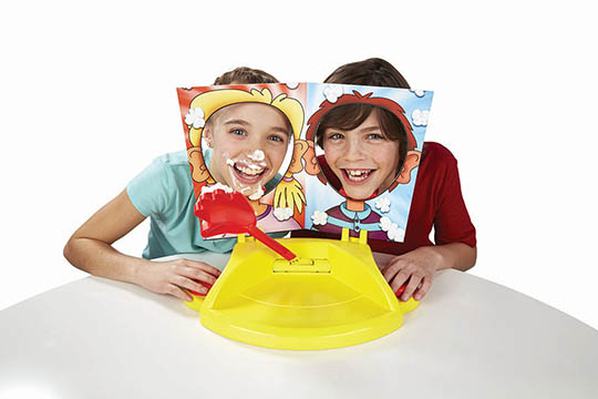 pie-face-showdown-game_hasbro